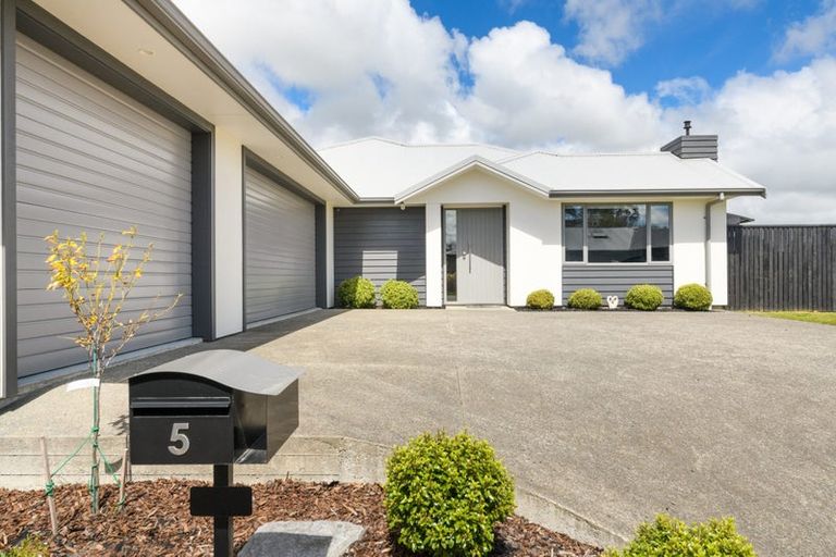 Photo of property in 5 Stratford Court, Fitzherbert, Palmerston North, 4410
