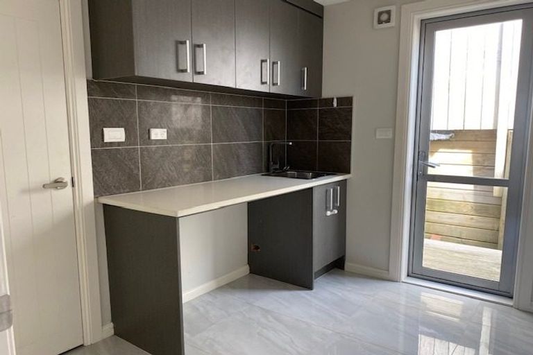 Photo of property in 6a Te Akau Crescent, Bucklands Beach, Auckland, 2012