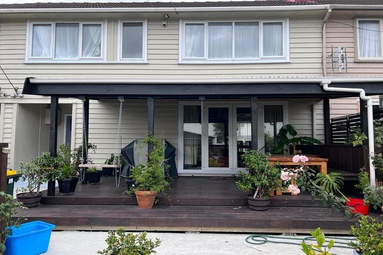 Photo of property in 106 Whites Line East, Waiwhetu, Lower Hutt, 5010