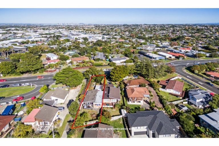 Photo of property in 2/309 Wairau Road, Totara Vale, Auckland, 0627