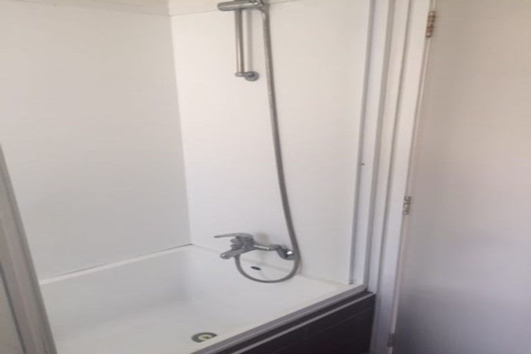 Photo of property in 2 Kingussie Place, Highland Park, Auckland, 2010