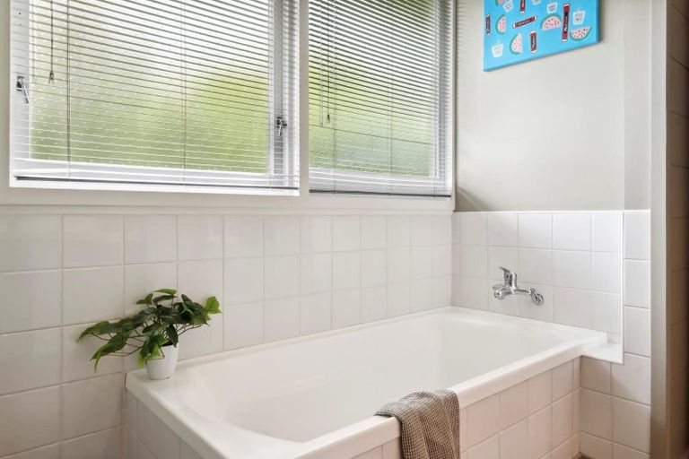 Photo of property in 44 Grand Vue Road, Kawaha Point, Rotorua, 3010