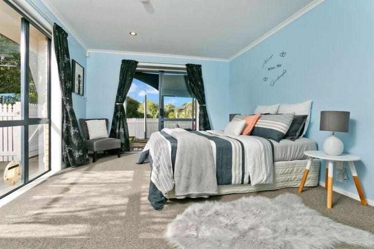 Photo of property in 21 Nottingham Place, Northcross, Auckland, 0630