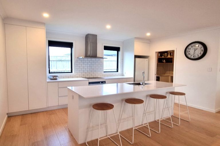 Photo of property in 18 Sardinia Grove, Fitzherbert, Palmerston North, 4410