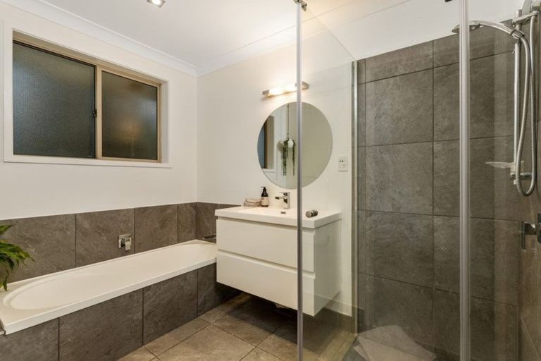 Photo of property in 14 Stonedge Lane, Rosedale, Auckland, 0632