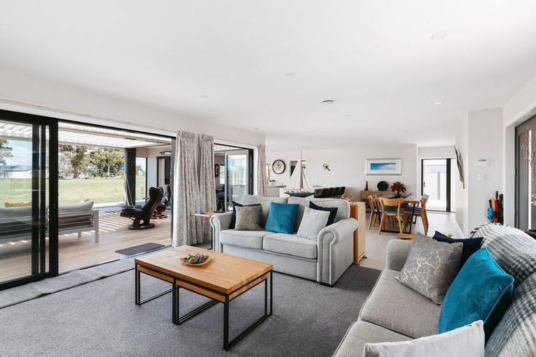 Photo of property in 26 Harbour View Road, Omokoroa, 3114