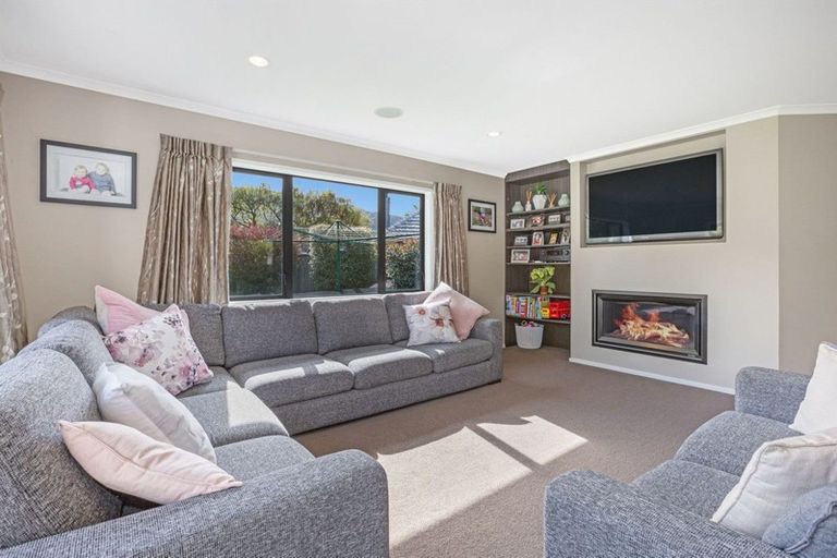 Photo of property in 19b Lyndhurst Road, Tawa, Wellington, 5028