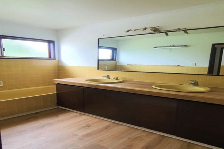 Photo of property in 8 Manhattan Heights, Glendene, Auckland, 0602