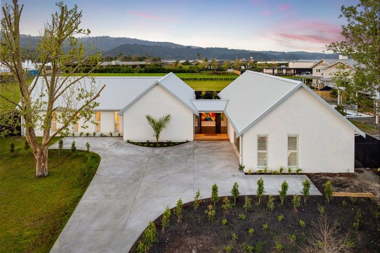 Photo of property in 32 Sandpiper Avenue, Point Wells, 0986