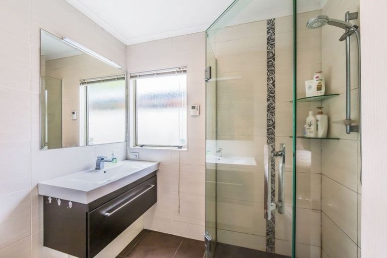 Photo of property in 31 Kate Sheppard Avenue, Torbay, Auckland, 0630