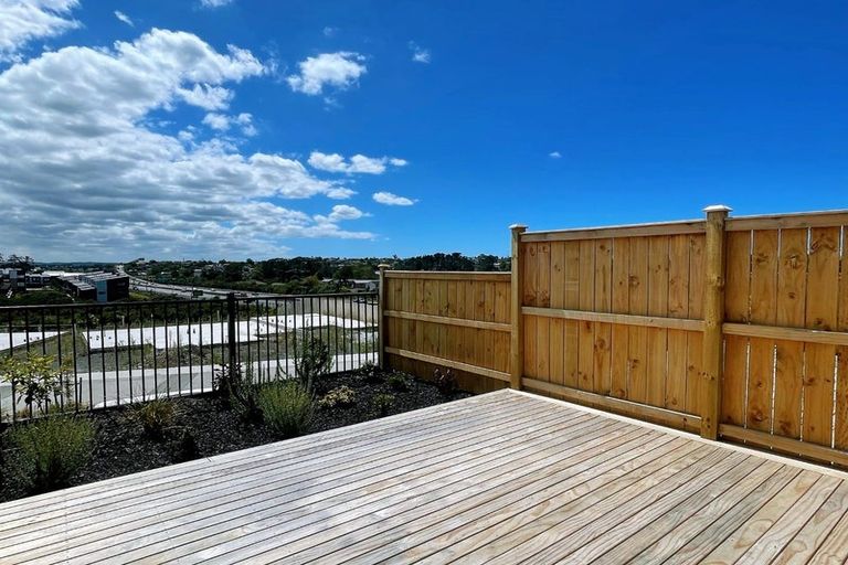 Photo of property in 18 Puihi Crescent, Massey, Auckland, 0614