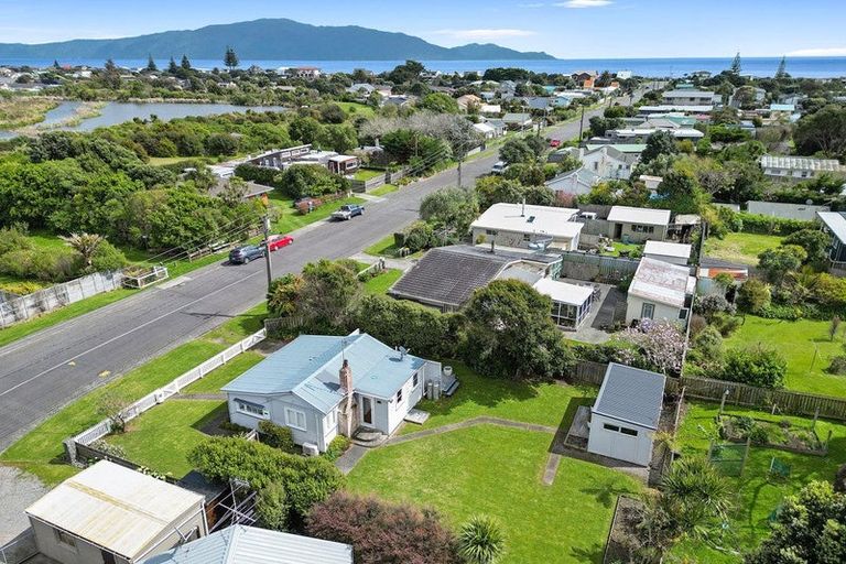 Photo of property in 37 Waimea Road, Waikanae Beach, Waikanae, 5036