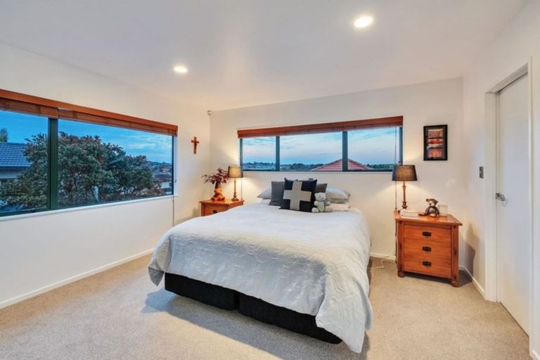 Photo of property in 2/8 Carrigans Close, Pinehill, Auckland, 0632