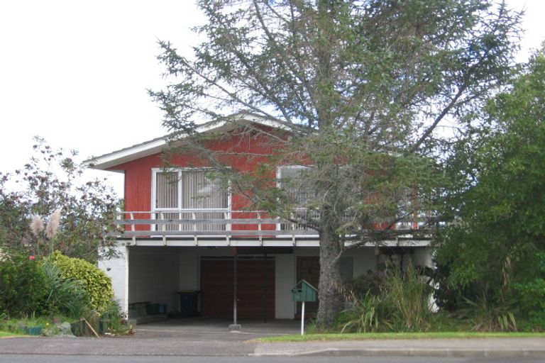 Photo of property in 2/124 Waimumu Road, Massey, Auckland, 0614