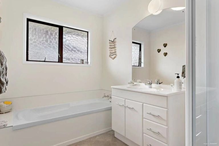 Photo of property in 12 Mcleod Road, Henderson, Auckland, 0612