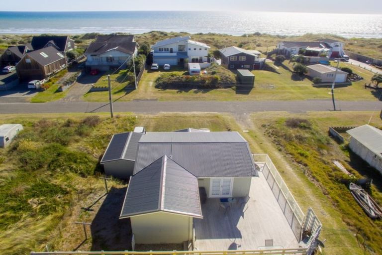 Photo of property in 35 Marine Parade South, Foxton Beach, Foxton, 4815