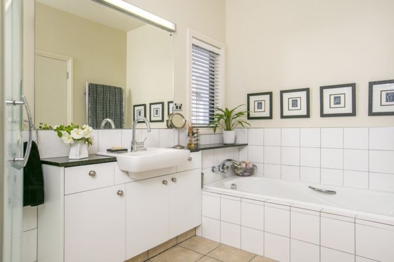 Photo of property in 104 Oxford Street, Martinborough, 5711