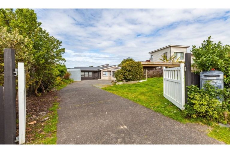 Photo of property in 70 Wade River Road, Stanmore Bay, Whangaparaoa, 0932