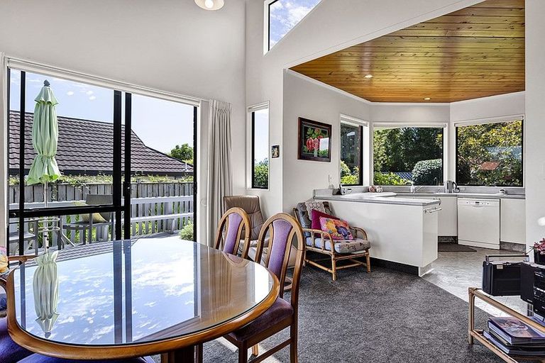 Photo of property in 23 Veale Road, Frankleigh Park, New Plymouth, 4310