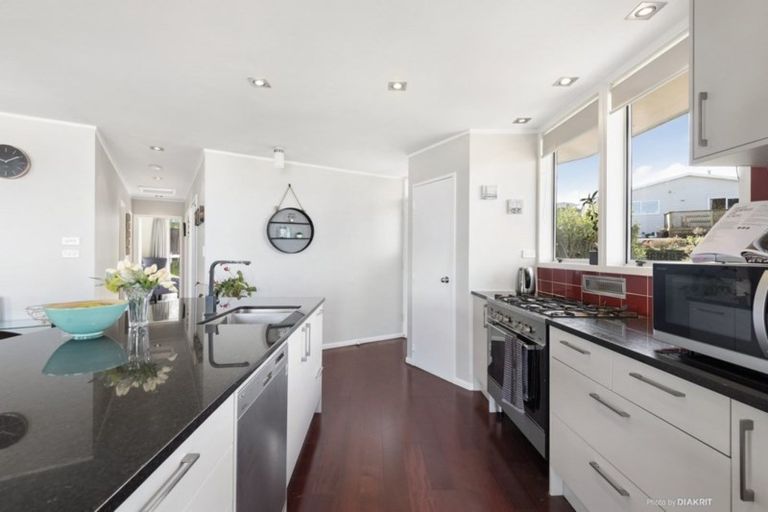 Photo of property in 3 Cheltenham Terrace, Newlands, Wellington, 6037