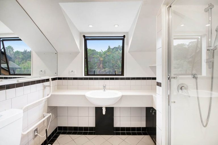 Photo of property in 1 The Knoll, Greenhithe, Auckland, 0632