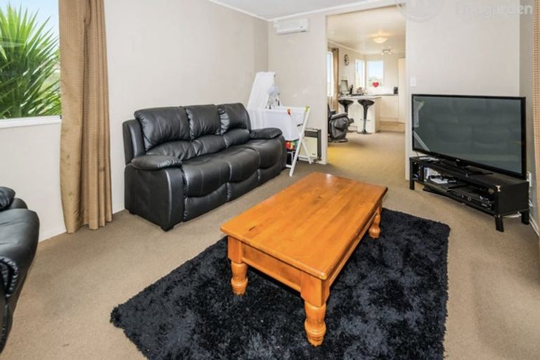 Photo of property in 27 Lambrown Drive, Totara Vale, Auckland, 0629