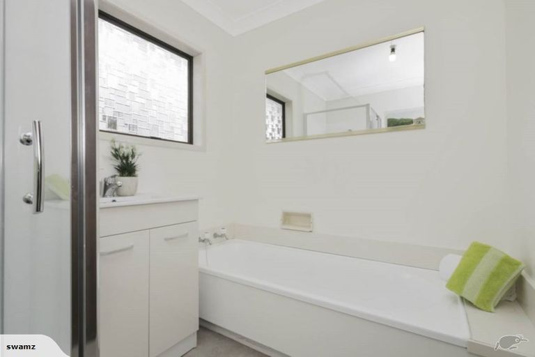 Photo of property in 26 Kingsclere Place, Goodwood Heights, Auckland, 2105