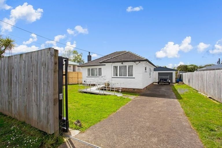 Photo of property in 55 Beaubank Road, Kelston, Auckland, 0602