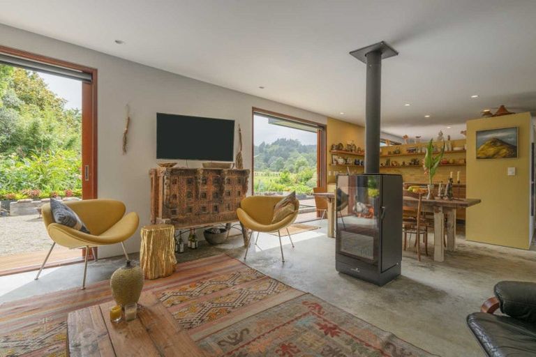 Photo of property in 19 Victoria Street, Coromandel, 3506