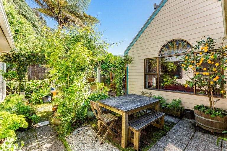 Photo of property in 146 Breaker Bay Road, Breaker Bay, Wellington, 6022
