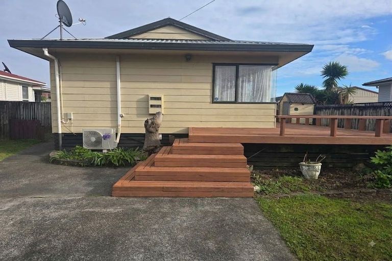 Photo of property in 52 Kelwyn Road, Kelston, Auckland, 0602
