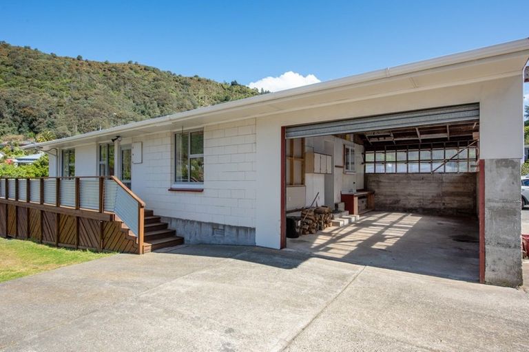 Photo of property in 51 Wairau Road, Picton, 7220