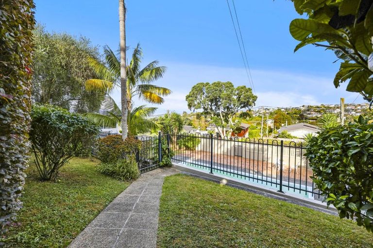 Photo of property in 1/5 Colmar Road, Mellons Bay, Auckland, 2014