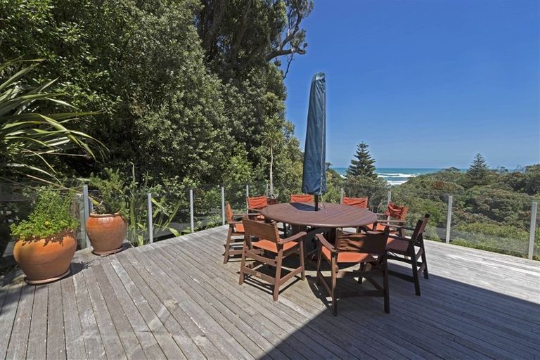 Photo of property in 10 Waitea Road, Muriwai, Waimauku, 0881