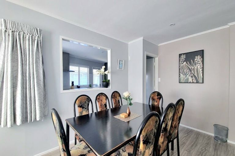 Photo of property in 176 Gossamer Drive, Pakuranga Heights, Auckland, 2010