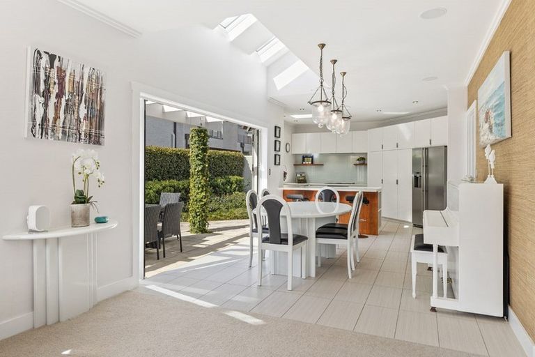 Photo of property in 5a Marine Terrace, Bayswater, Auckland, 0622