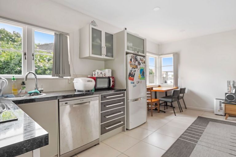 Photo of property in 1/18 Forrest Hill Road, Forrest Hill, Auckland, 0620