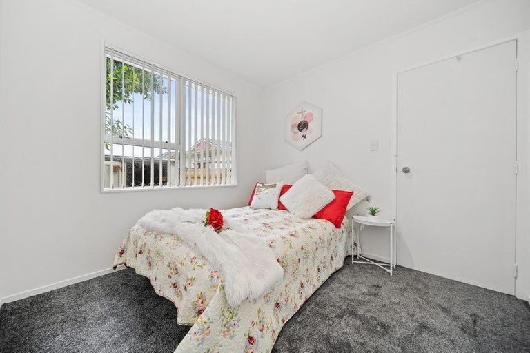Photo of property in 1/3 Sparrow Place, Weymouth, Auckland, 2103