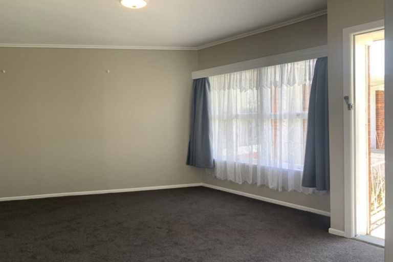 Photo of property in 2/27 Holland Road, Hillcrest, Auckland, 0627