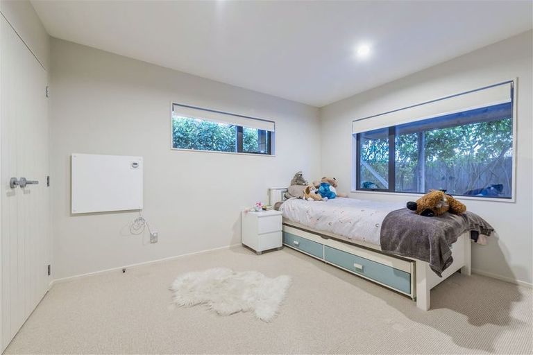 Photo of property in 137 Luckens Road, West Harbour, Auckland, 0618