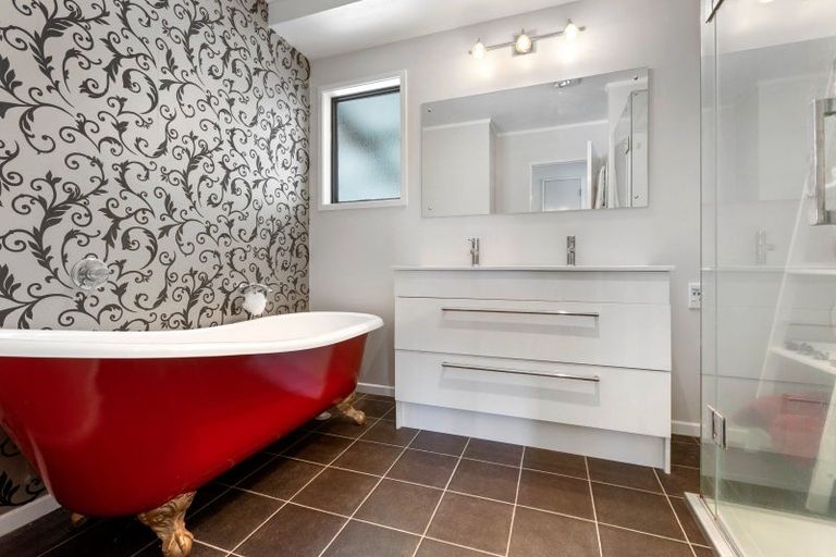 Photo of property in 122 Glenpark Avenue, Frankleigh Park, New Plymouth, 4310