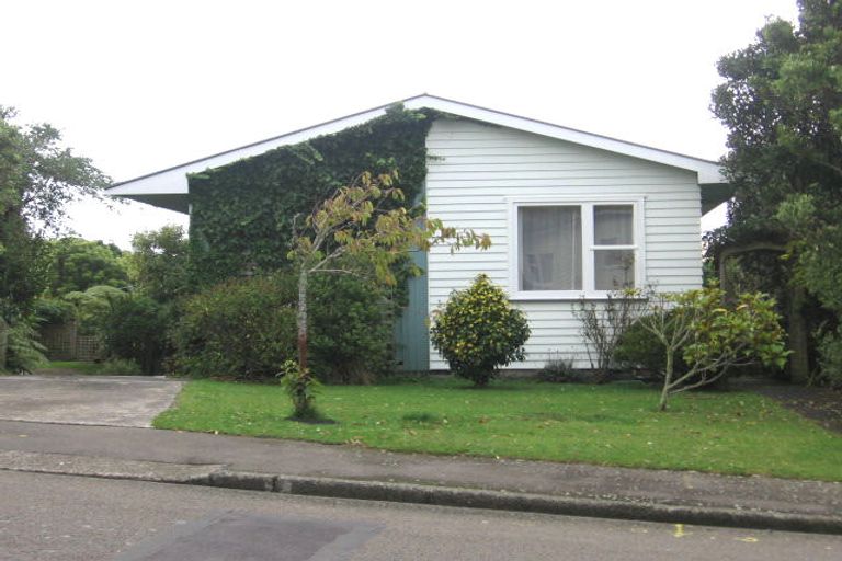 Photo of property in 26 Bellringer Crescent, Newlands, Wellington, 6037