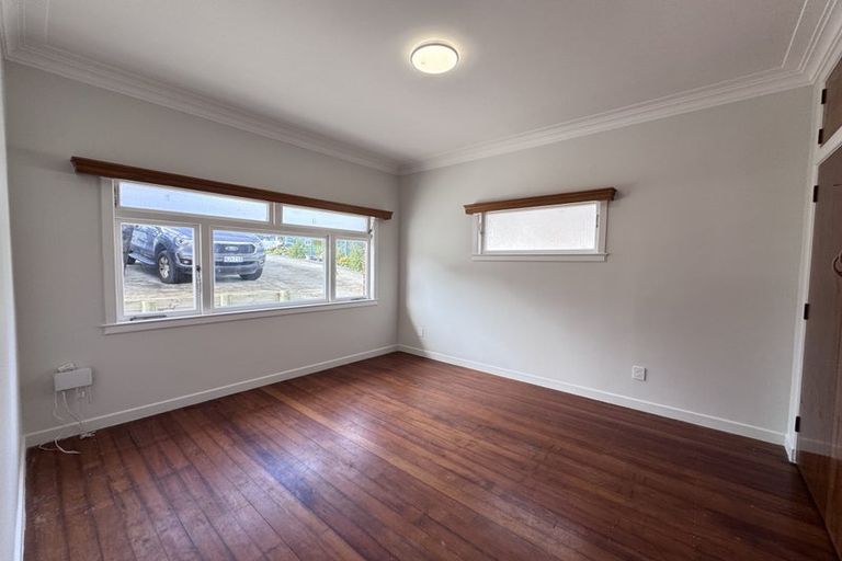 Photo of property in 39 Staveley Avenue, Mount Roskill, Auckland, 1041