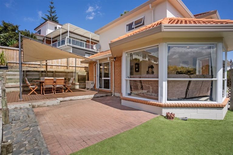 Photo of property in 2/2 Eske Place, Highland Park, Auckland, 2010
