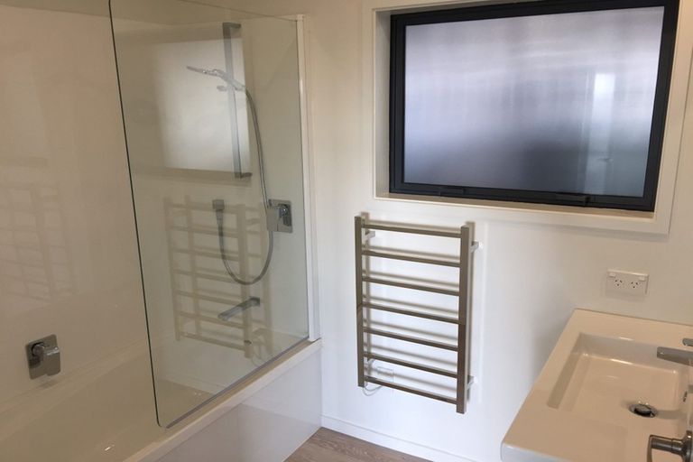 Photo of property in 2/48 Sunset Road, Unsworth Heights, Auckland, 0632