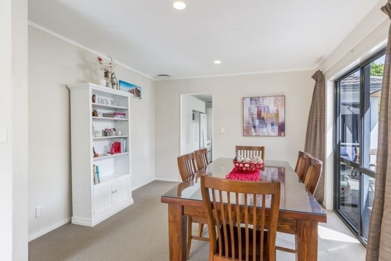 Photo of property in 22 Chedworth Drive, Glenfield, Auckland, 0629