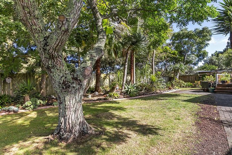 Photo of property in 12 Hemsway Place, Sunnyhills, Auckland, 2010