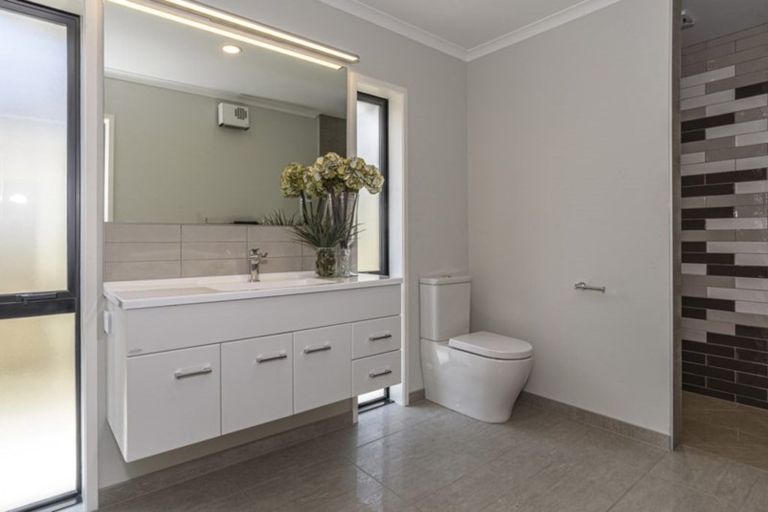 Photo of property in 2 Oakmont Crescent, Waiwhakaiho, New Plymouth, 4312