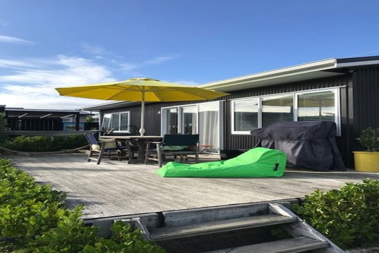 Photo of property in 165 Karewa Parade, Papamoa Beach, Papamoa, 3118