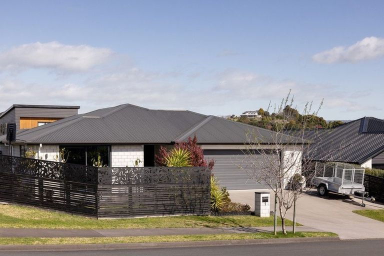 Photo of property in 1 Anglers Way, Omokoroa, 3114
